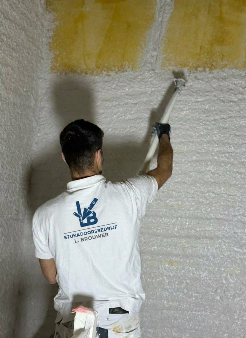 Stukadoorsbedrijf L.Brouwer vakmannen aan het werk